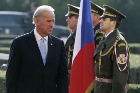 Joe Biden před čestnou stráží.